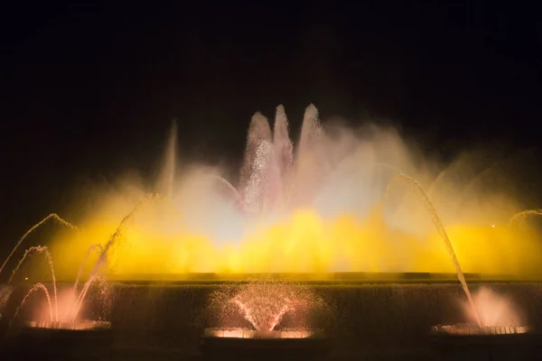 Barcelon の市内中心部の美しい色噴水 — ストック写真