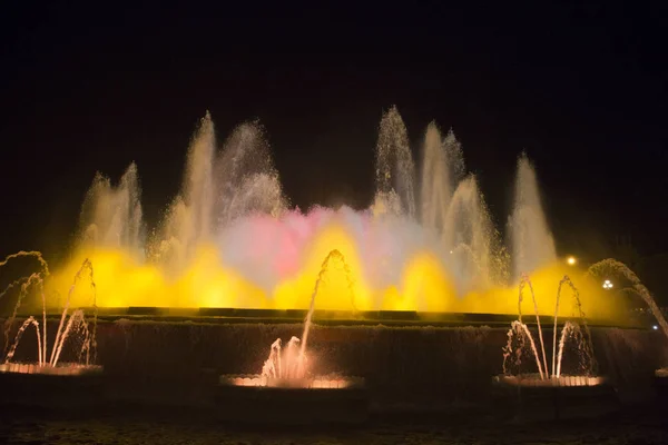 バルセロナの市内中心部の美しい色の噴水 — ストック写真