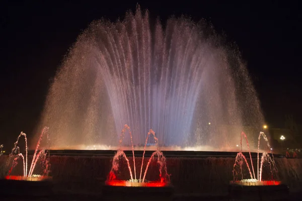 バルセロナの市内中心部の美しい色の噴水 — ストック写真