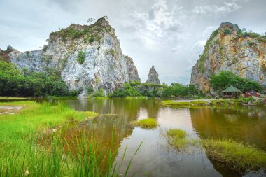 Güzel taş dağ Ratchaburi, Tayland 