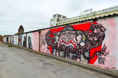 Lopburi, Tayland - 7 Temmuz 2018: Graffiti sokak sanatı Lopburi ili, Tayland Malai Rama tiyatro alanında.