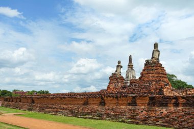 Eski pagoda ve Chaiwatthanaram tapınak harap Buda heykeli. Ayutthaya, Tayland.