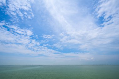 Bulutlu mavi gökyüzü ve denizin altında Chonburi, Tayland