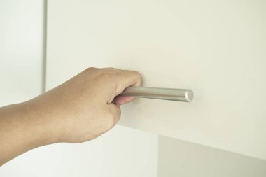 Adam el açık tahta kutu veya kabine kapı kapalı