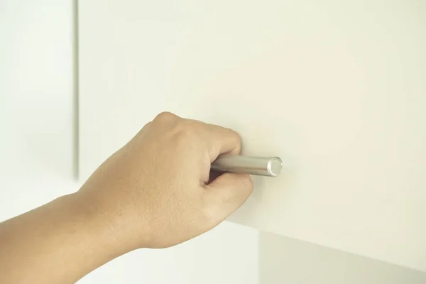 Geschlossenen Mann Hand Öffnen Sie Die Holzkiste Oder Schranktür — Stockfoto