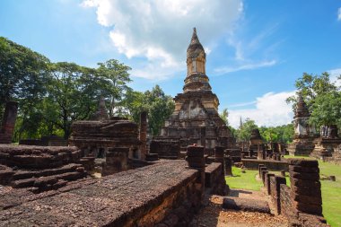 UNESCO Dünya Mirası sit alanı Wat Jedi Jed Teaw Si Satchanalai tarihi Park, Sukhothai, Thailand.