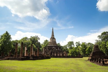 UNESCO Dünya Mirası sit alanı Wat Chang Lom Si Satchanalai tarihi Park, Sukhothai, Thailand.