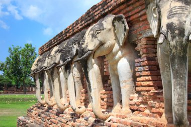Pagoda Wat Sorasak Tapınağı Sukhothai ili, Tayland filler çevrili.