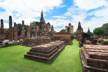 Wat Mahathat veya Mahathat Tapınağı Sukhothai tarihi Park, Sukhothai Eyaleti, Tayland.