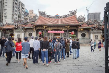 Taipei, Tayvan - 22 Kasım 2018: Çoğu Longshan Tapınağı Taipei, Tayvan. Bu tapınak Budist ve Taoist Tanrılar karışımı onur.