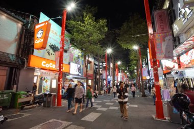 Taipei, Tayvan - 23 Kasım 2018: Ximending Gece Pazarı'na ve Taipei, Tayvan sokak gıda. Bu bölge ve turistler alışveriş kalabalık.
