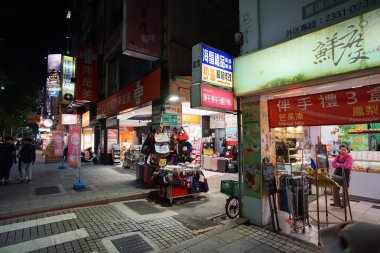 Taipei, Tayvan - 23 Kasım 2018: Ximending Gece Pazarı'na ve Taipei, Tayvan sokak gıda. Bu bölge ve turistler alışveriş kalabalık.