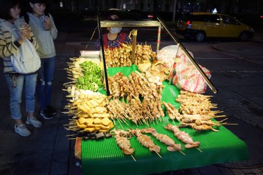 Taipei, Tayvan - 23 Kasım 2018: Ximending Gece Pazarı'na ve Taipei, Tayvan sokak gıda. Bu bölge ve turistler alışveriş kalabalık.