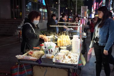 Taipei, Tayvan - 23 Kasım 2018: Ximending Gece Pazarı'na ve Taipei, Tayvan sokak gıda. Bu bölge ve turistler alışveriş kalabalık.