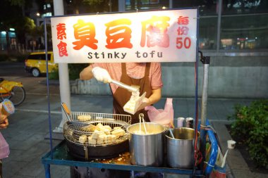 Taipei, Tayvan - 23 Kasım 2018: Ximending Gece Pazarı'na ve Taipei, Tayvan sokak gıda. Bu bölge ve turistler alışveriş kalabalık.