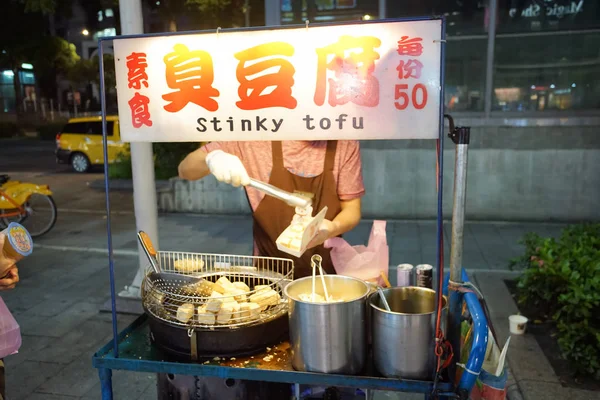 Taipei, Tayvan - 23 Kasım 2018: Ximending Gece Pazarı'na ve Taipei, Tayvan sokak gıda. Bu bölge ve turistler alışveriş kalabalık.