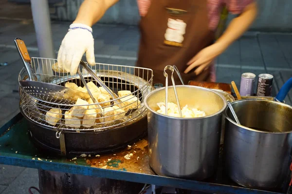 Taipei, Tayvan - 23 Kasım 2018: Ximending Gece Pazarı'na ve Taipei, Tayvan sokak gıda. Bu bölge ve turistler alışveriş kalabalık.