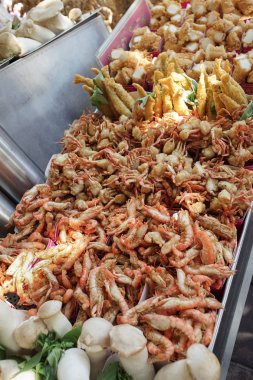 Yeni Taipei, Tayvan - 24 Kasım 2018: Ünlü Tayvan yeni Taipei, Tayvan Tamsui eski street, deniz ürünleri kızarmış.