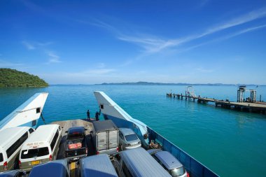 Trad, Tayland - 04 Aralık 2018: Bir sürü araba feribot tekne popüler seyahat hedef Koh Chang, Trad Eyaleti, Tayland için.