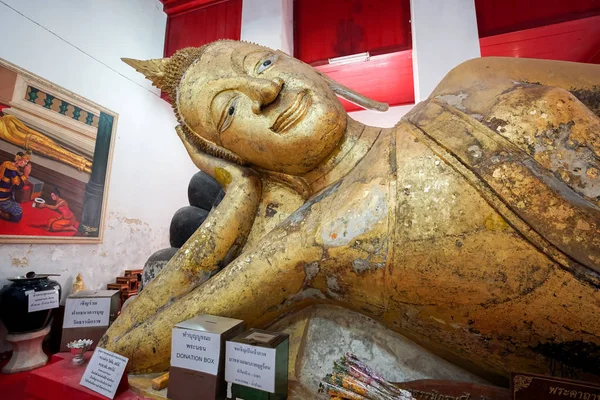 Reclinando Buda em Wat Thammikarat, Ayutthaya, Tailândia . — Fotografia de Stock