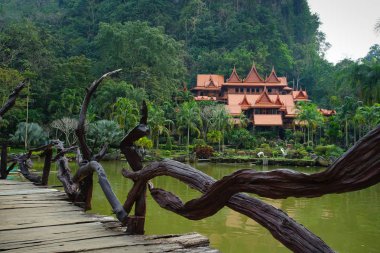 Ahşap Tapınağı Wat Tham Khao Wong yapılan.