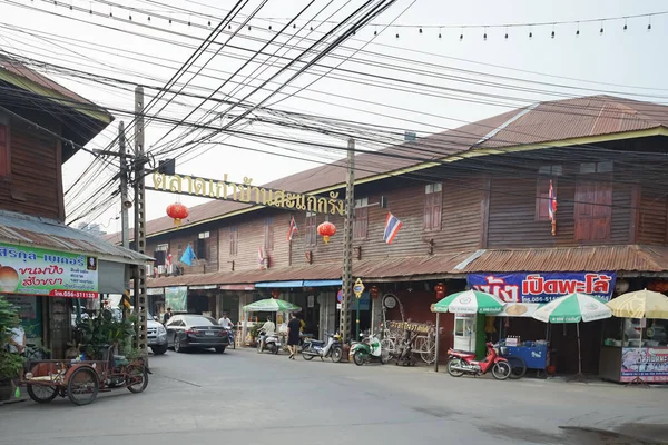 Trok Rong Ya Walking Street em Uthai Thani . — Fotografia de Stock