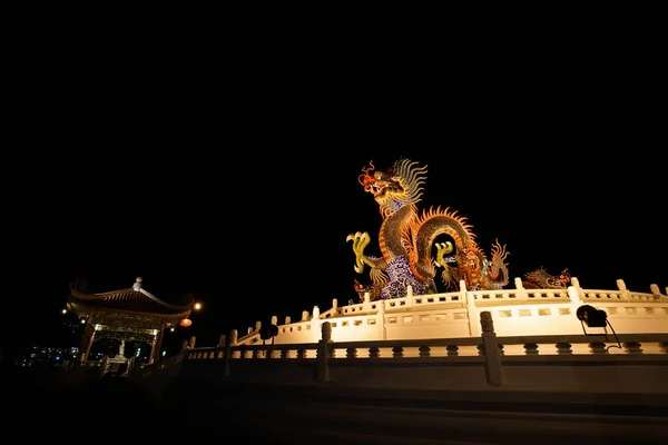 Prachtige draak standbeeld in Sawan Park, Nakhon Sawan. — Stockfoto