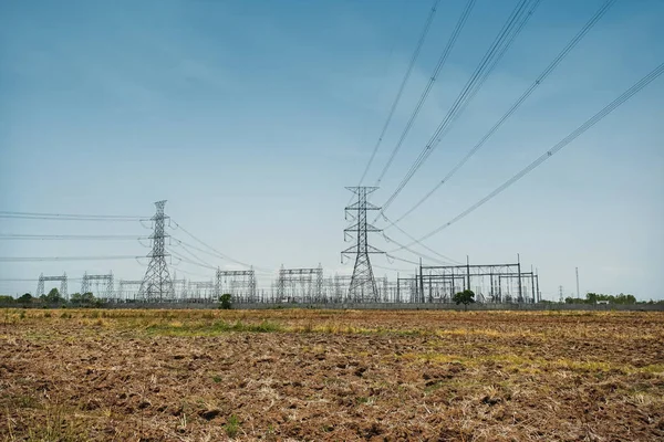 Transmisión de energía, líneas eléctricas y central eléctrica . —  Fotos de Stock