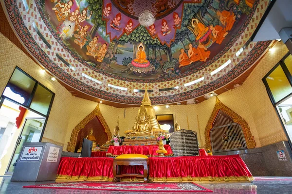 Nástěnné malby na stropě v Prachulamanee Pagoda z Wat Khiriwongu. — Stock fotografie