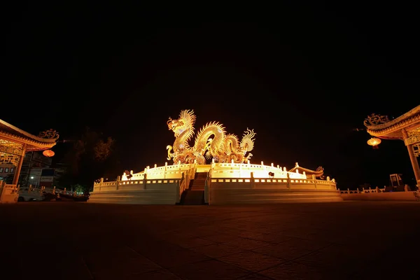 Prachtige draak standbeeld in Sawan Park, Nakhon Sawan. — Stockfoto