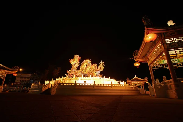 Prachtige draak standbeeld in Sawan Park, Nakhon Sawan. — Stockfoto