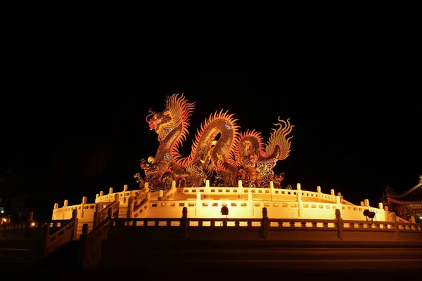 Wunderschöne Drachenstatue im Sawan Park, nakhon sawan. — Stockfoto