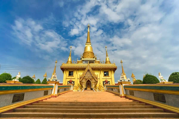 Slavná Prachulamanee Pagoda ve Wat Khiriwongu. — Stock fotografie