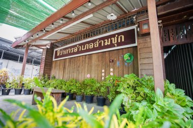 Tay adı ile ünlü seyahat hedef Sam Chuk eski pazar