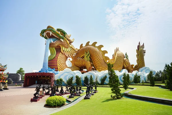Golden Dragon bij Dragon descendanten Museum in Suphan Buri, Thail — Stockfoto