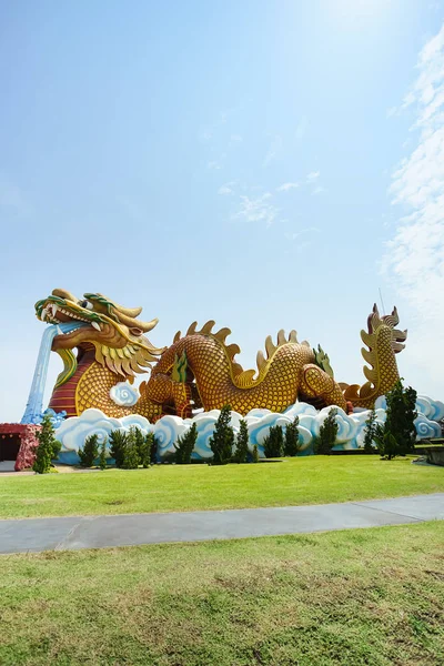 Estátua de dragão dourado em Suphan buri, Tailândia . — Fotografia de Stock