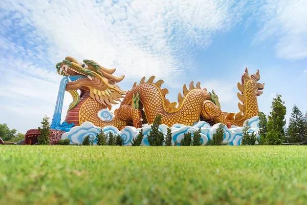 Standbeeld van de gouden draak in Suphan Buri, Thailand. — Stockfoto