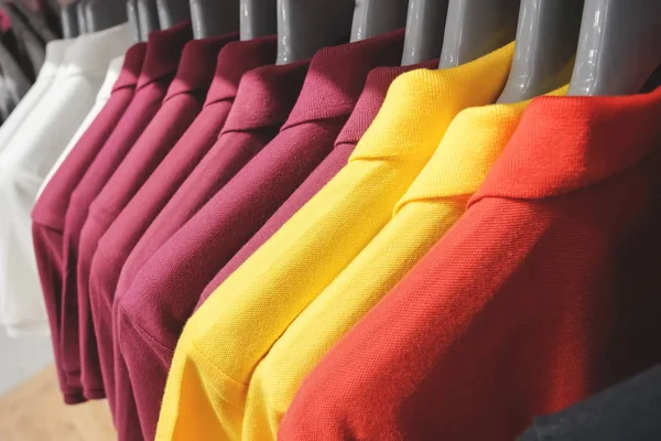 Polo colgante rojo, amarillo, púrpura oscuro y blanco . — Foto de Stock