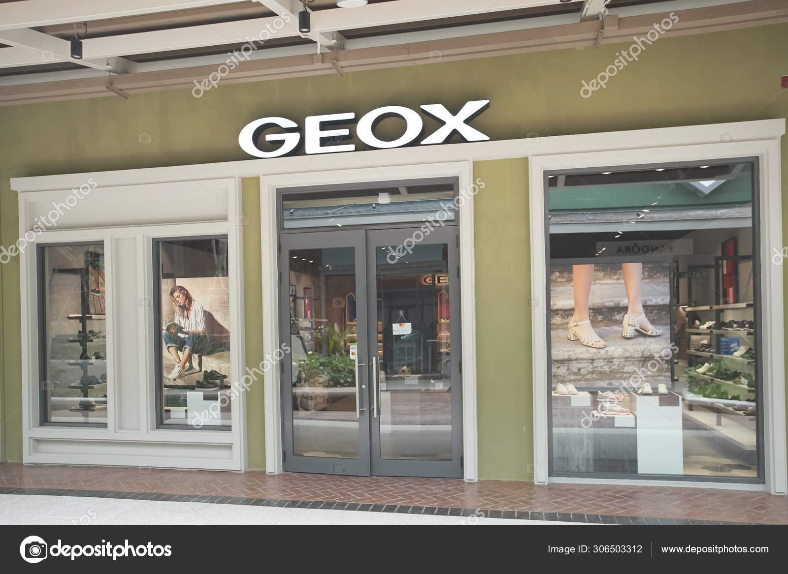 geox taj mall