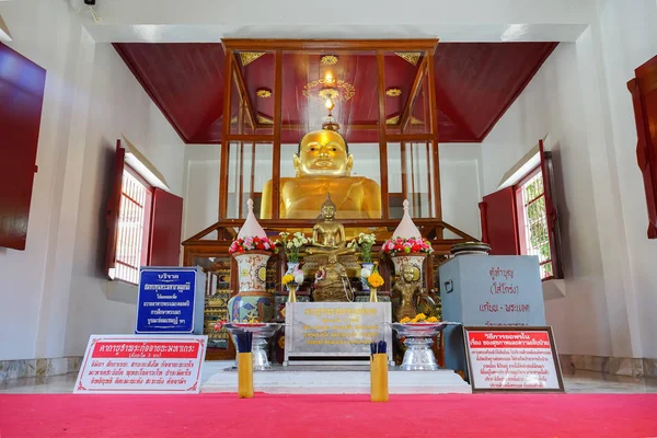 Den berömda Bhudda bild Prah lägga i Wat Phra Mahathat Woramahawi — Stockfoto