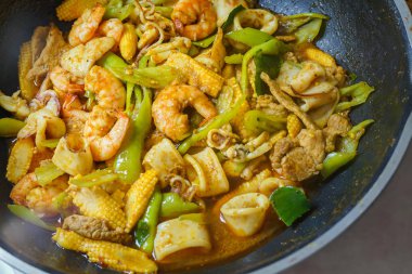 Karides, kalamar ve domuz eti ile kızarmış Baharatlı köri karıştırın.