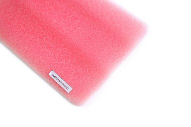 Beyaz arka planda şoka dayanıklı polietilen köpük..