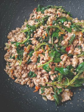 baharatlı gıda Fesleğen ile kızarmış kıyılmış domuz eti karıştırın.