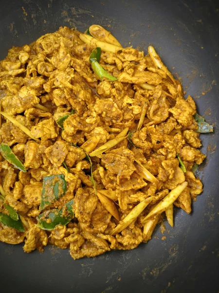 Roergebakken zeer pittige curry met varkensvlees. — Stockfoto