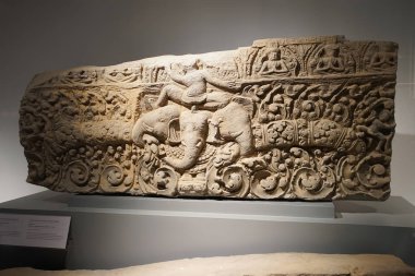 Lord Indra 'nın Lintel' i Airavata Elephent 'e biniyor.