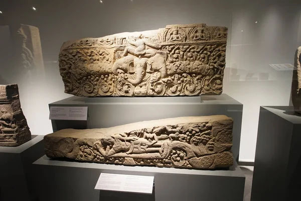 Lord Indra ve Stone 'un Lintel tablası yaslanan Lord' u tasvir ediyor.
