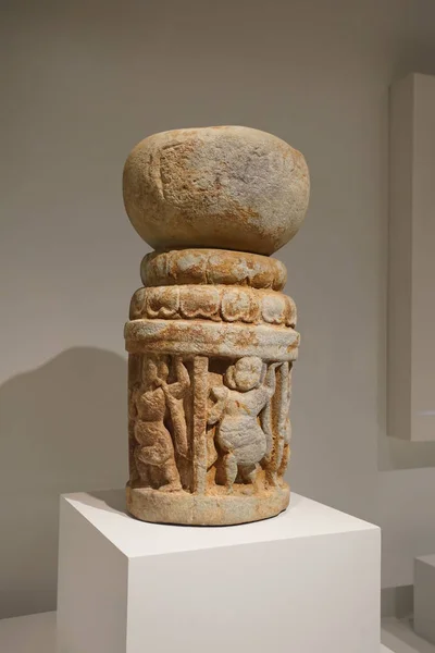 Kamenný sloup Obr nesoucí kolonu umění Dvaravati — Stock fotografie