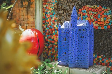 Ratchaburi, Tayland - 20 Haziran 2020: Tayland 'ın Ratchaburi ilindeki TAO HONG TAI seramik fabrikasında ünlü Modern Sanat Seramik Galerisi açıldı.