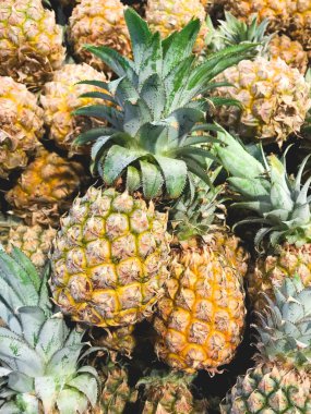 Dükkanda kapalı kalmış bir ananas yığını..