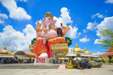 Chachoengsao, Tayland - 27 Temmuz 2020: Ganesha heykelinin güzel manzarası. Bu ünlü heykel Wat Phrong Akat Tapınağı 'nda, Bang Nam Priao bölgesi, Chachoengsao bölgesi, Tayland.